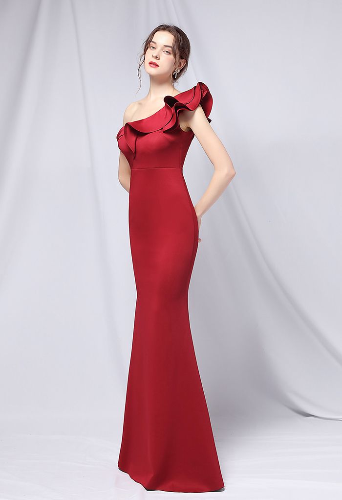 Rüschen One-Shoulder-Nixe-Satin-Kleid in Burgund