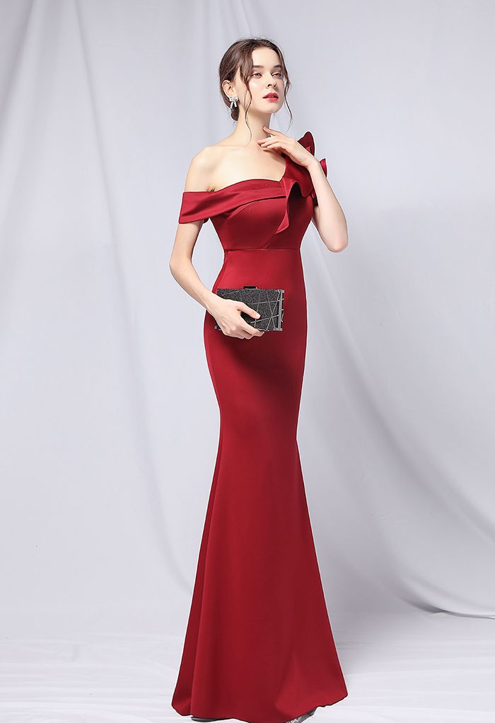 Rüschen One-Shoulder-Nixe-Satin-Kleid in Burgund