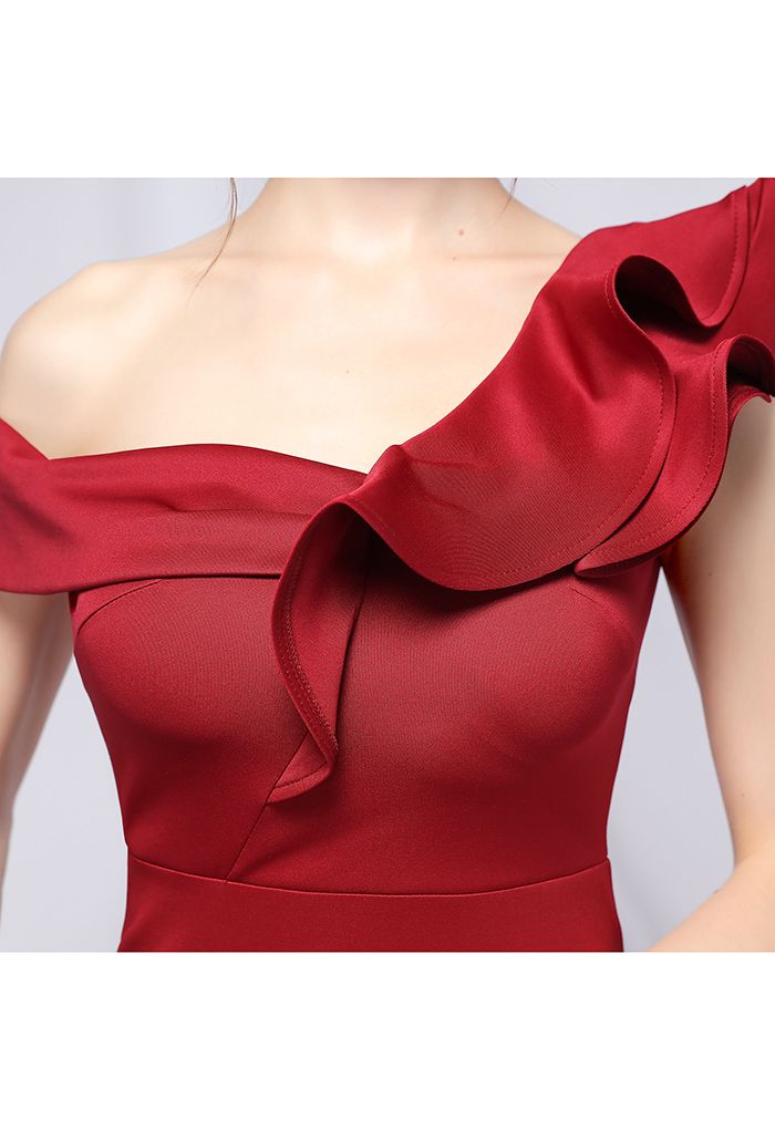 Rüschen One-Shoulder-Nixe-Satin-Kleid in Burgund