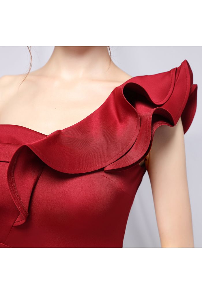 Rüschen One-Shoulder-Nixe-Satin-Kleid in Burgund