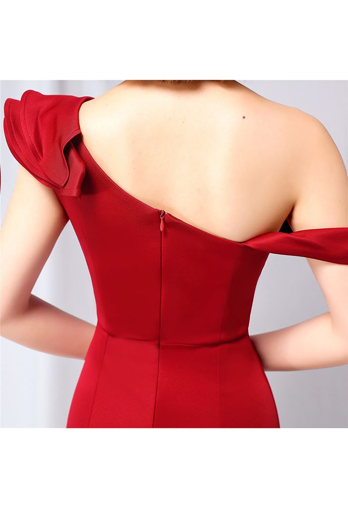 Rüschen One-Shoulder-Nixe-Satin-Kleid in Burgund