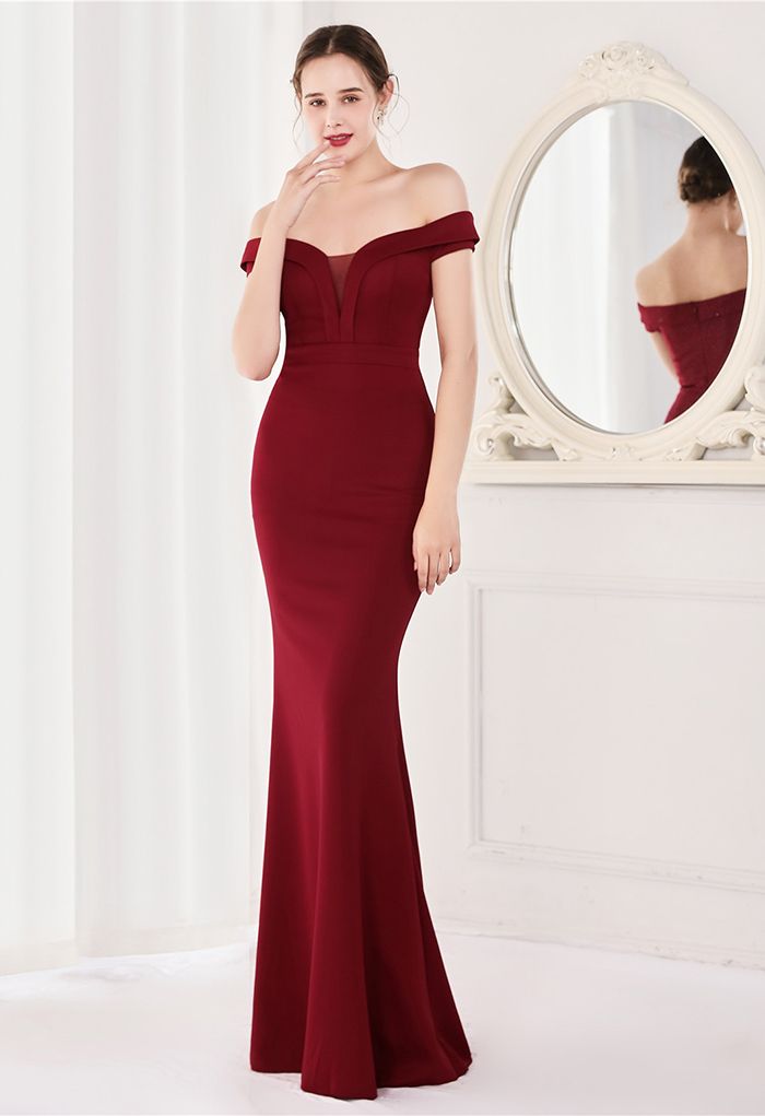 Off-Shoulder-Kleid aus Satin mit Mesh-Einsatz in Burgund