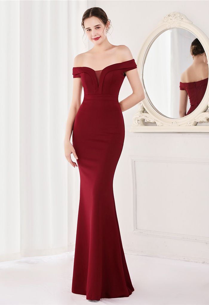 Off-Shoulder-Kleid aus Satin mit Mesh-Einsatz in Burgund