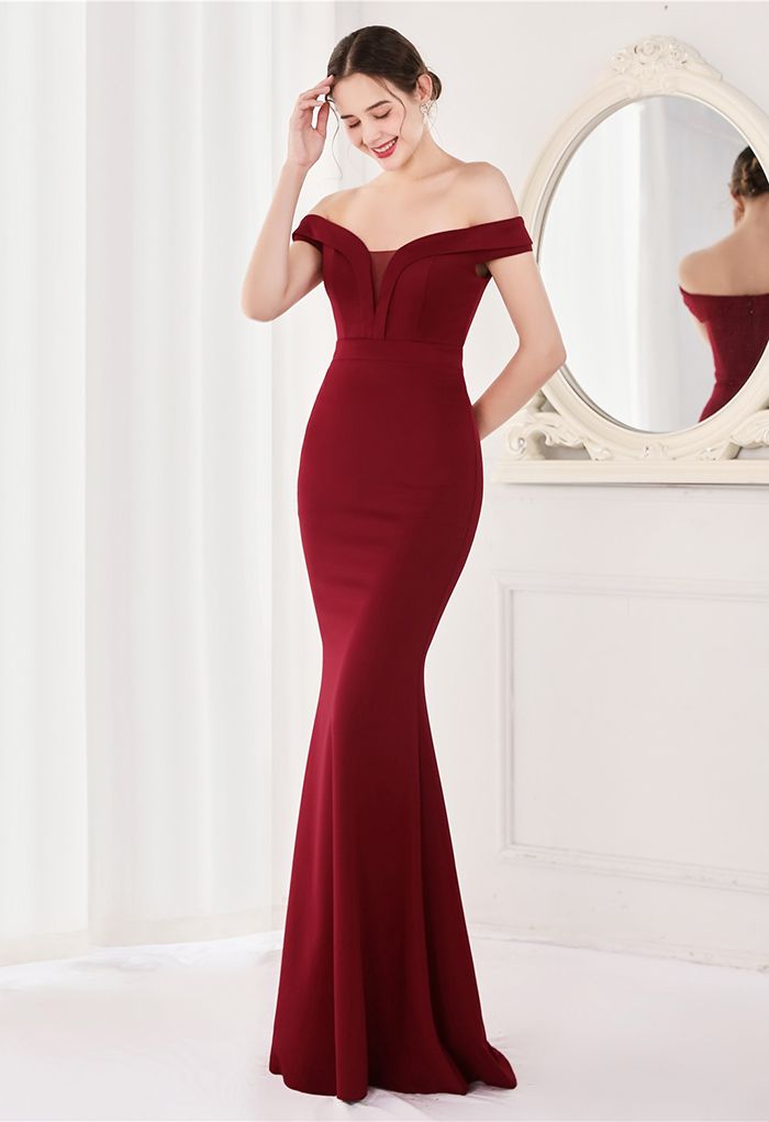 Off-Shoulder-Kleid aus Satin mit Mesh-Einsatz in Burgund