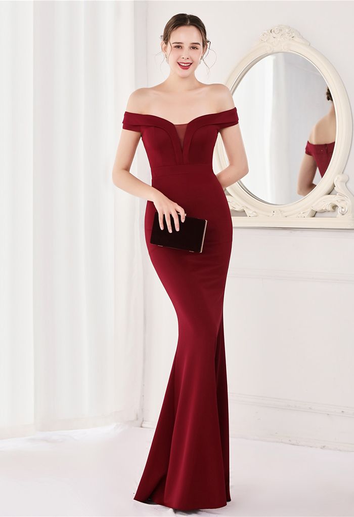 Off-Shoulder-Kleid aus Satin mit Mesh-Einsatz in Burgund