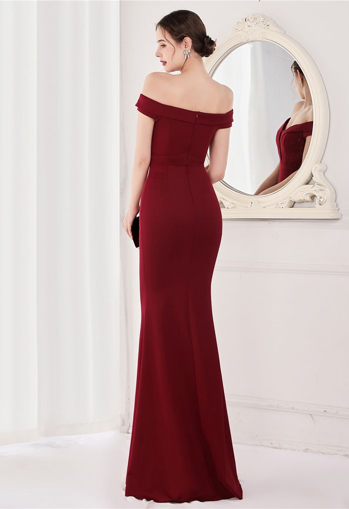 Off-Shoulder-Kleid aus Satin mit Mesh-Einsatz in Burgund