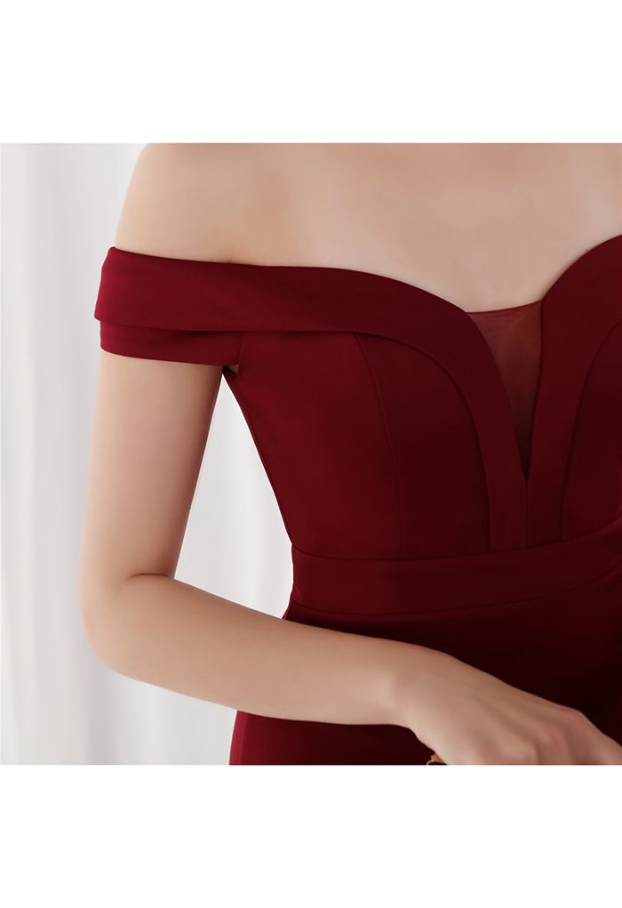 Off-Shoulder-Kleid aus Satin mit Mesh-Einsatz in Burgund