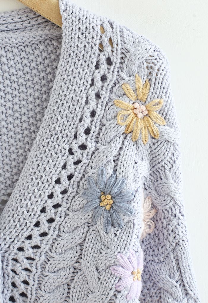 Genähte Blumen geflochtene handgestrickte Strickjacke in Hellblau