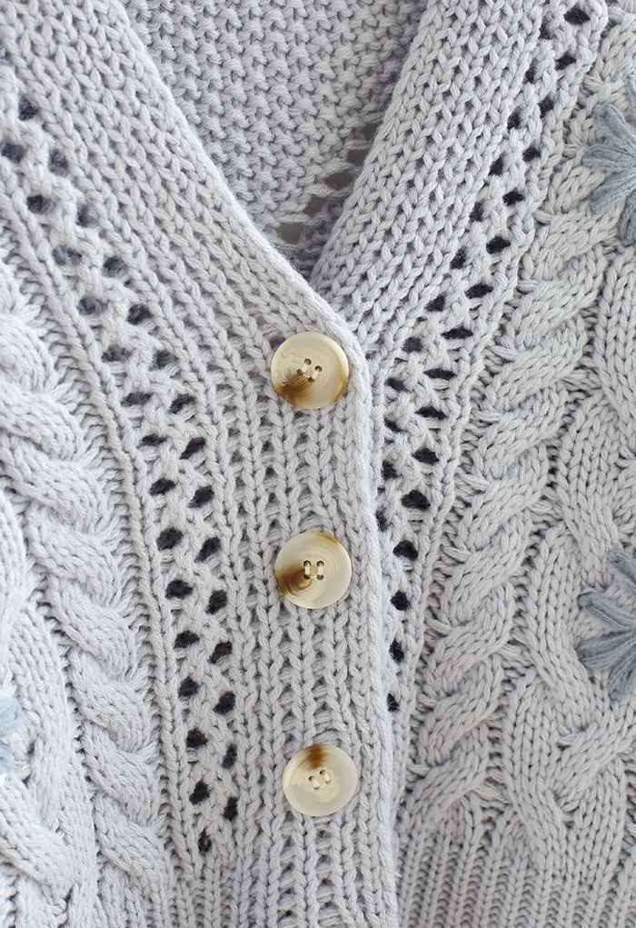 Genähte Blumen geflochtene handgestrickte Strickjacke in Hellblau