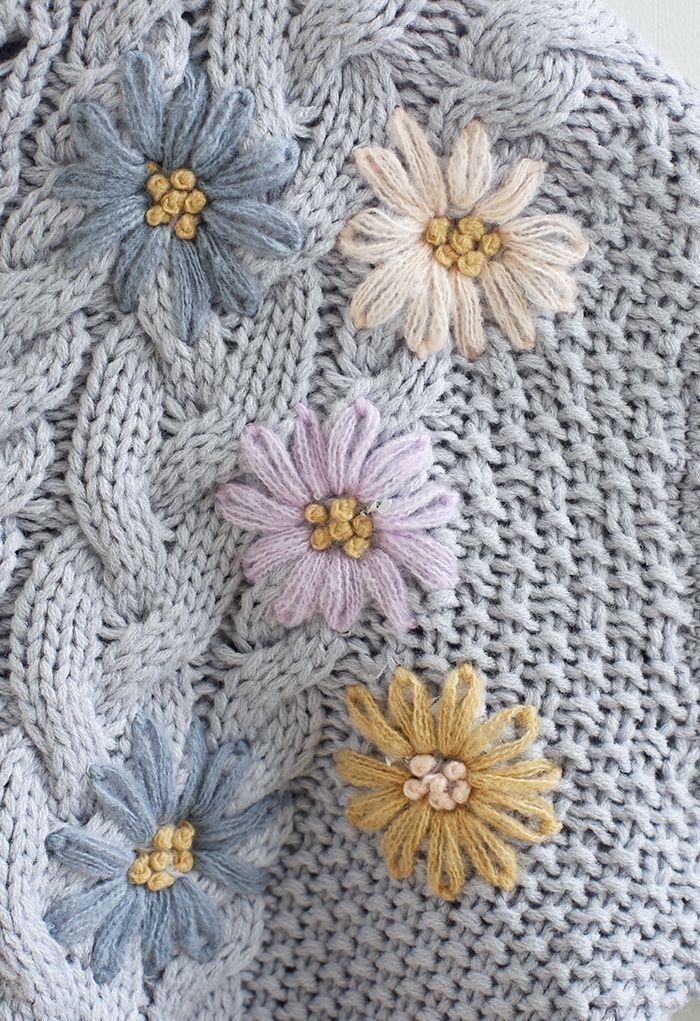 Genähte Blumen geflochtene handgestrickte Strickjacke in Hellblau