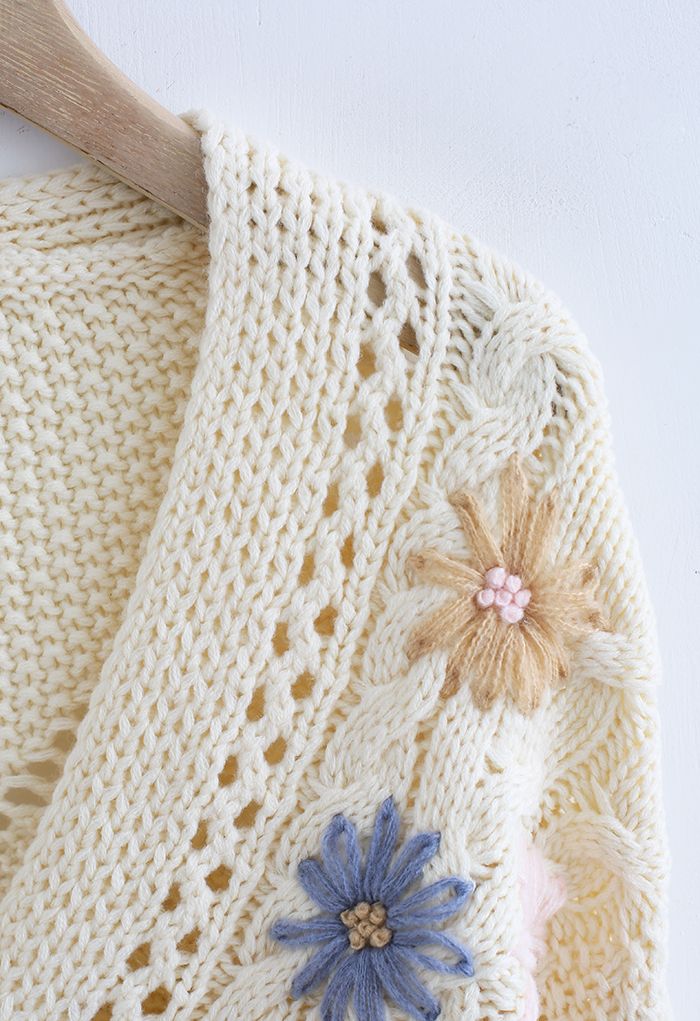 Genähte Blumen geflochtene handgestrickte Strickjacke in Creme