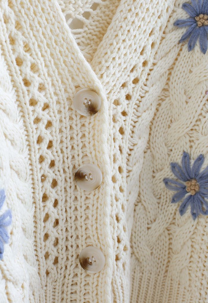 Genähte Blumen geflochtene handgestrickte Strickjacke in Creme