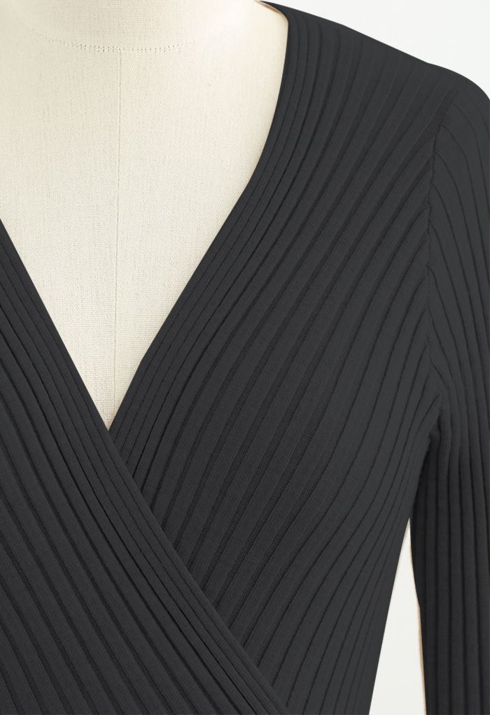 Midi-Wickelkleid aus weichem Strick mit kontrastierendem Saum in Schwarz
