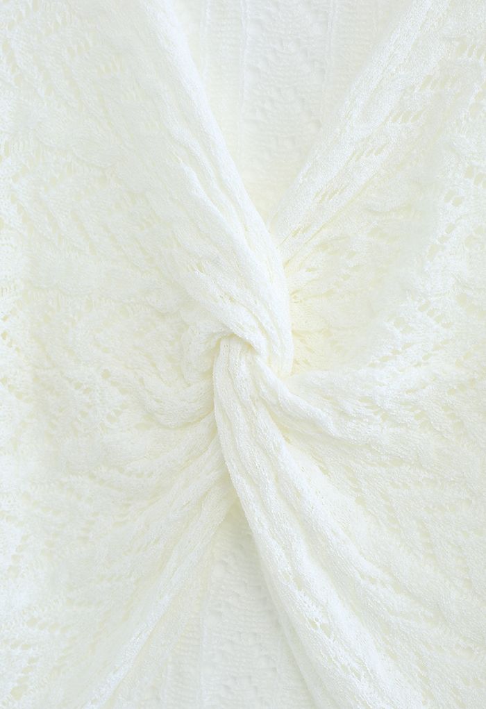 Crop-Strickoberteil mit aushöhlendem Knoten vorne in Weiß