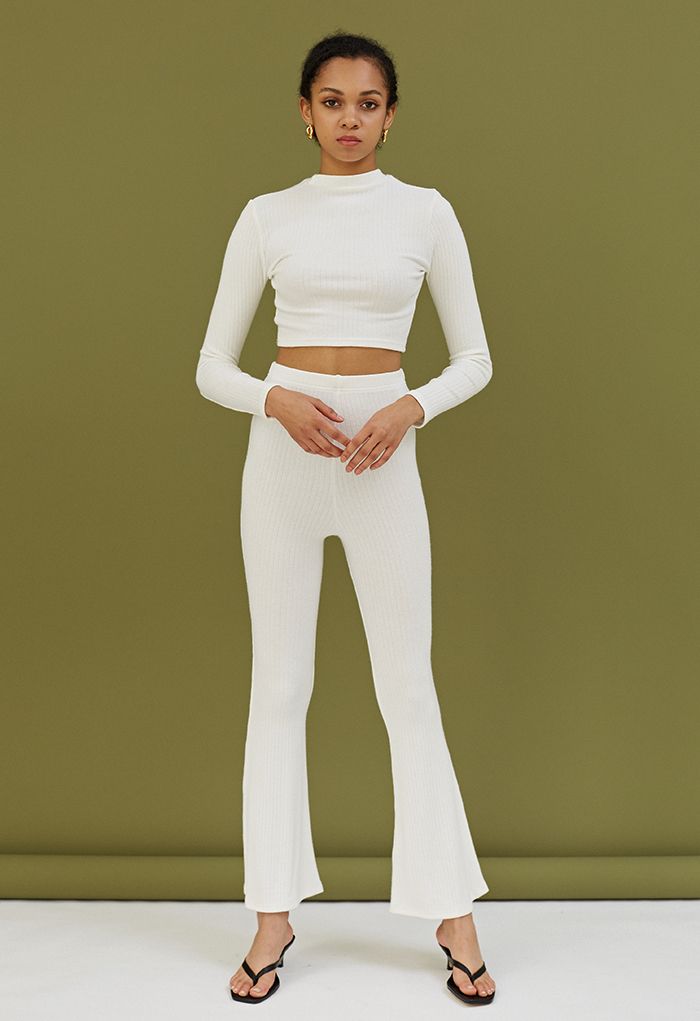 Trendy Soft Crop Top und Flare Pants Set in Weiß