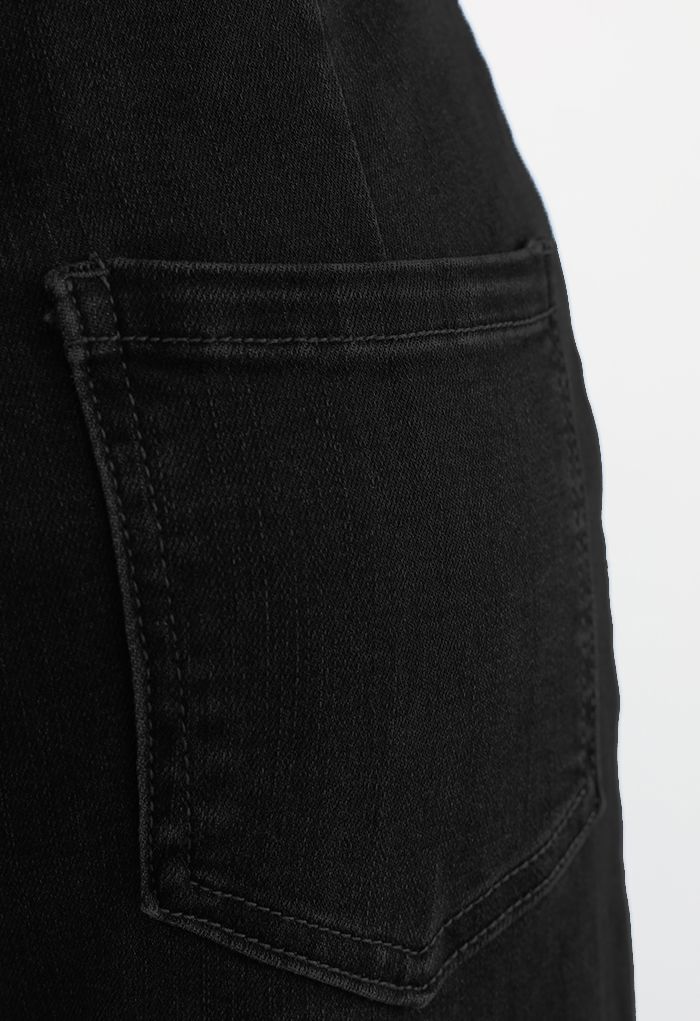 Klassische Flare-Jeans mit Troddelsaum in Schwarz