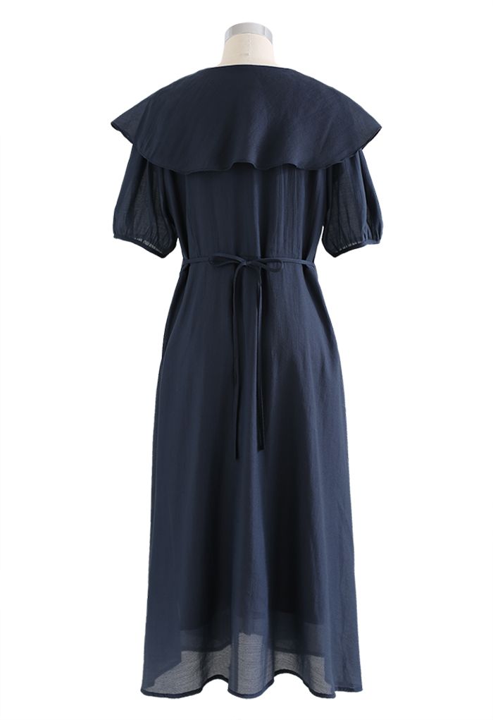 Luftiges, geknöpftes Kleid mit Rüschenkragen in Marineblau
