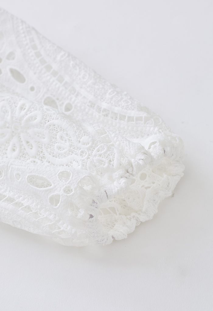 Gehäkeltes Minikleid mit Blasenärmeln und Ausschnitt in der Taille in Weiß