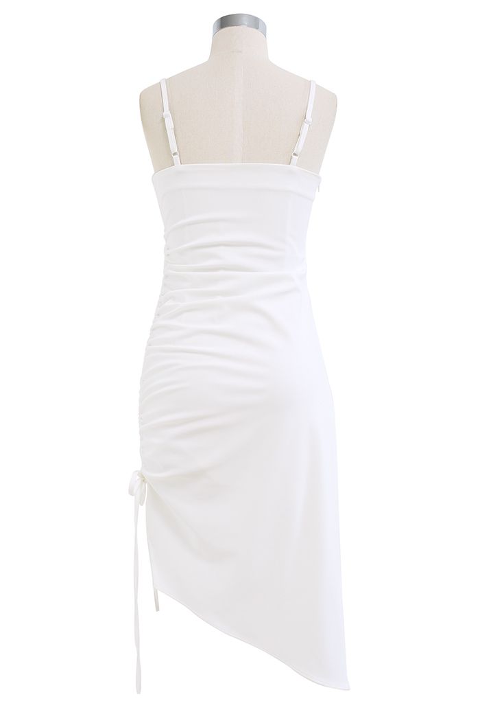 Cami-Kleid mit gerüschtem Kordelzug und geschlitztem Saum in Weiß