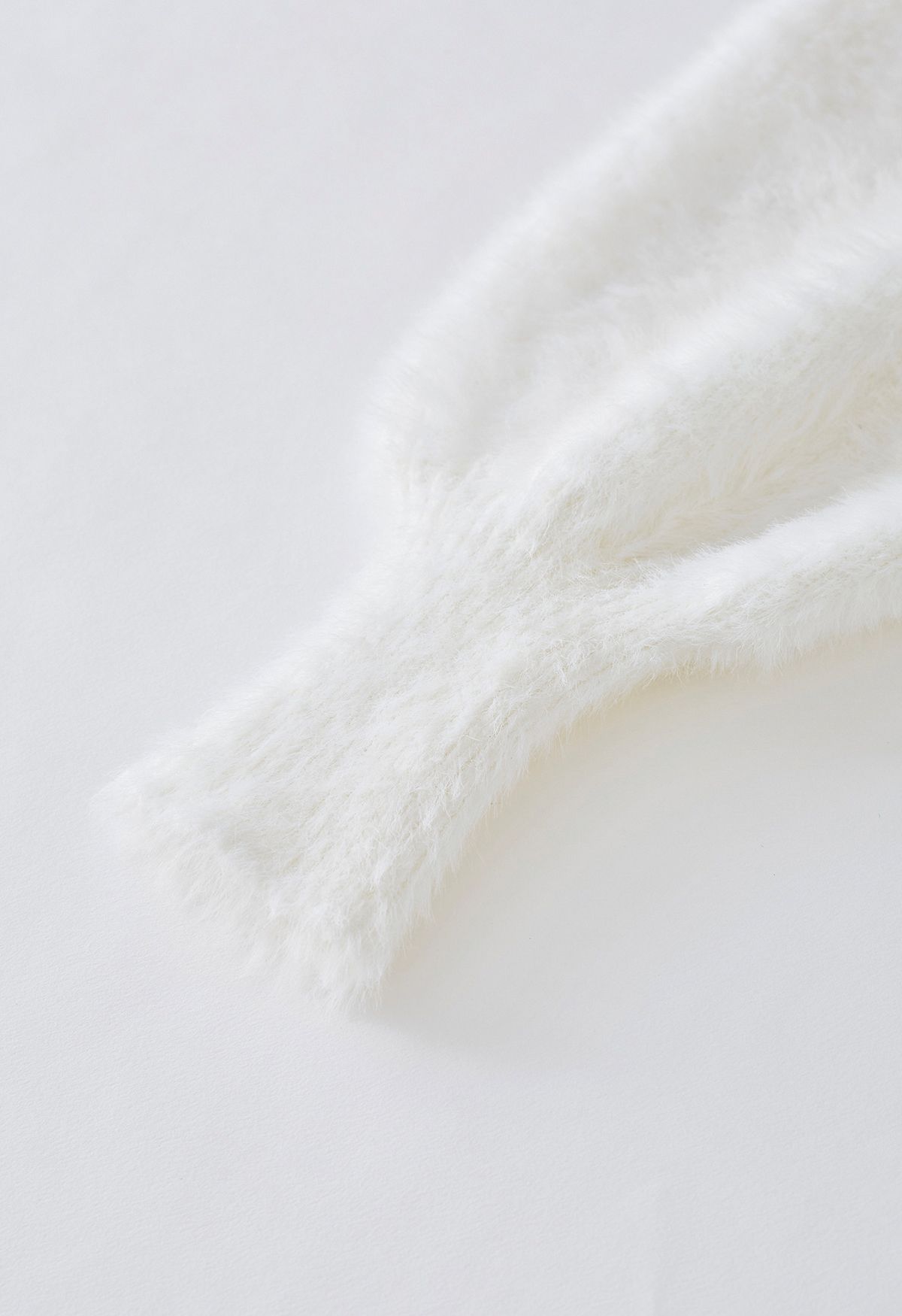 Vorn offener Perlmutt-Fuzzy-Strick-Cardigan in Weiß