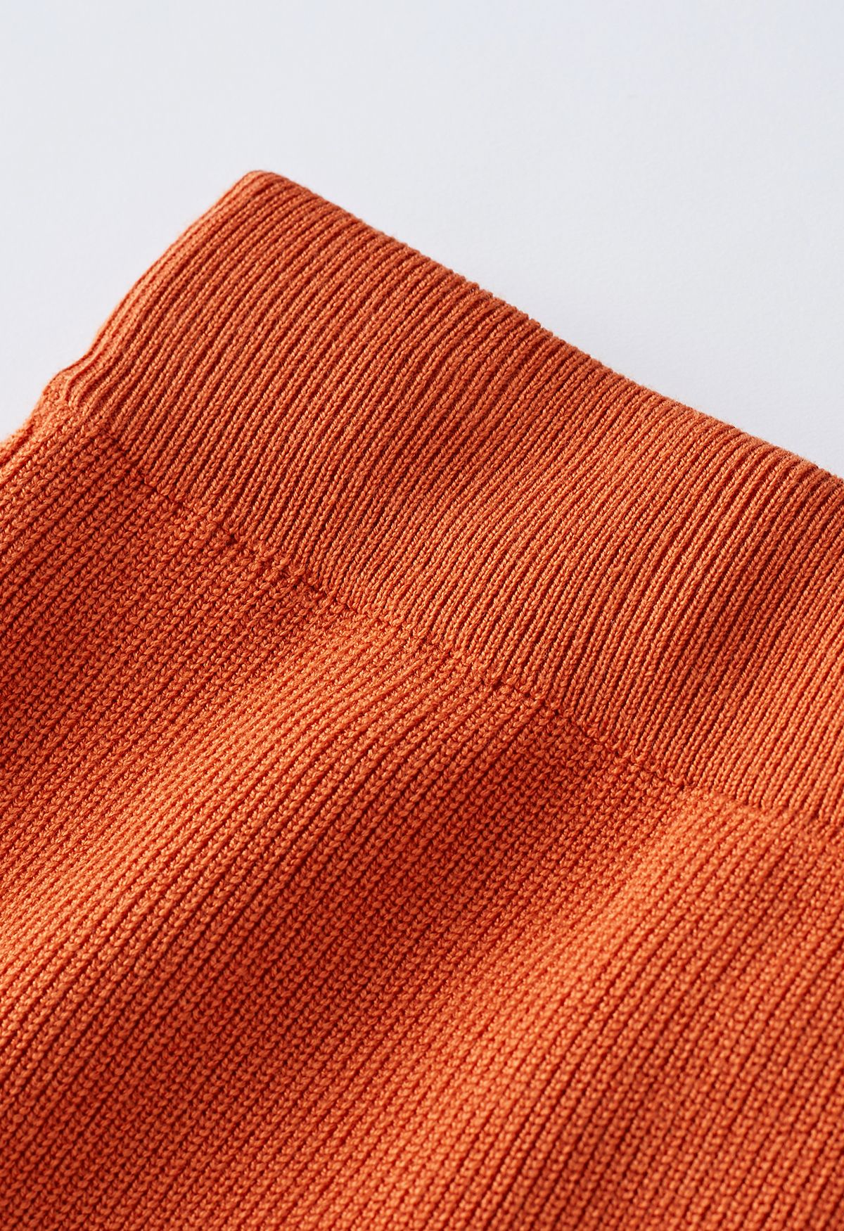 Bequemes geripptes Strickoberteil und Midirock im Set in Orange