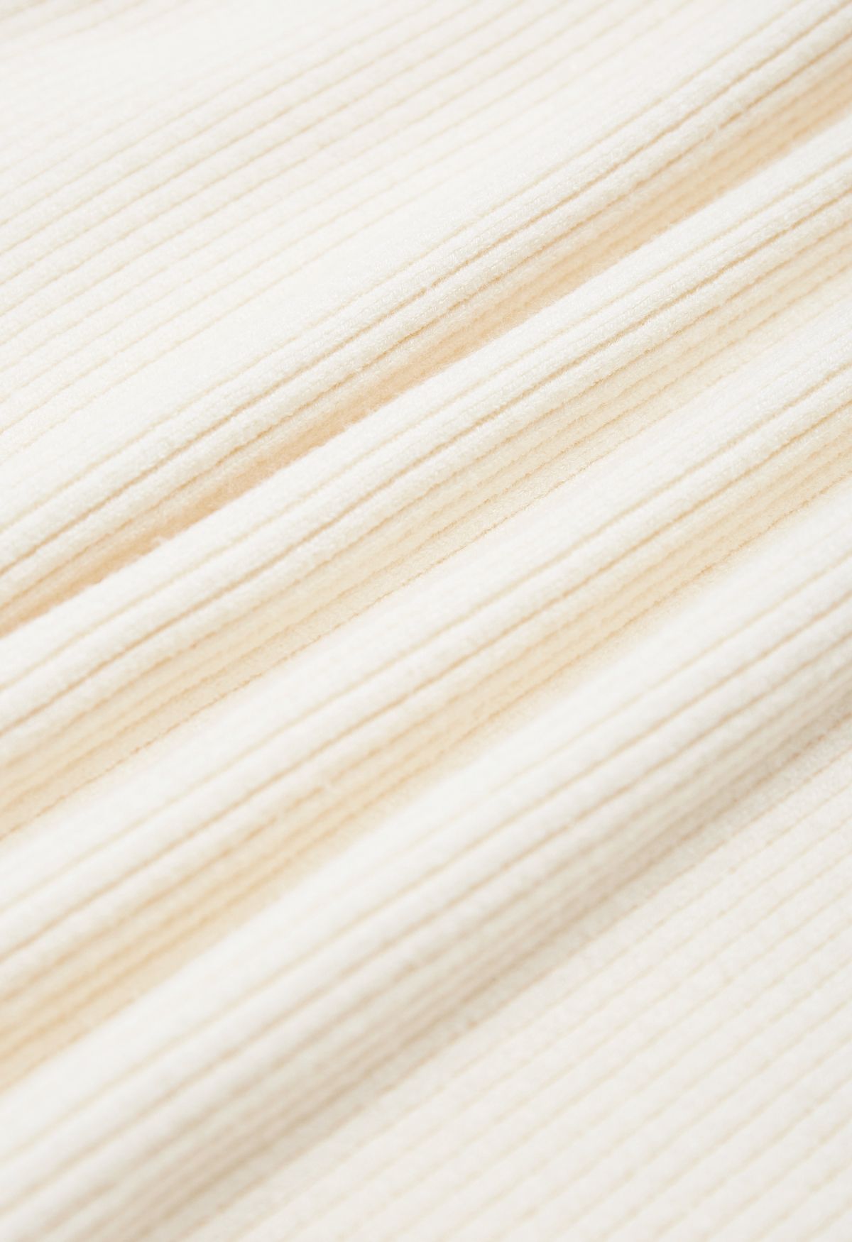 Strickoberteil mit hohem Ausschnitt und Kristallbesatz in Creme