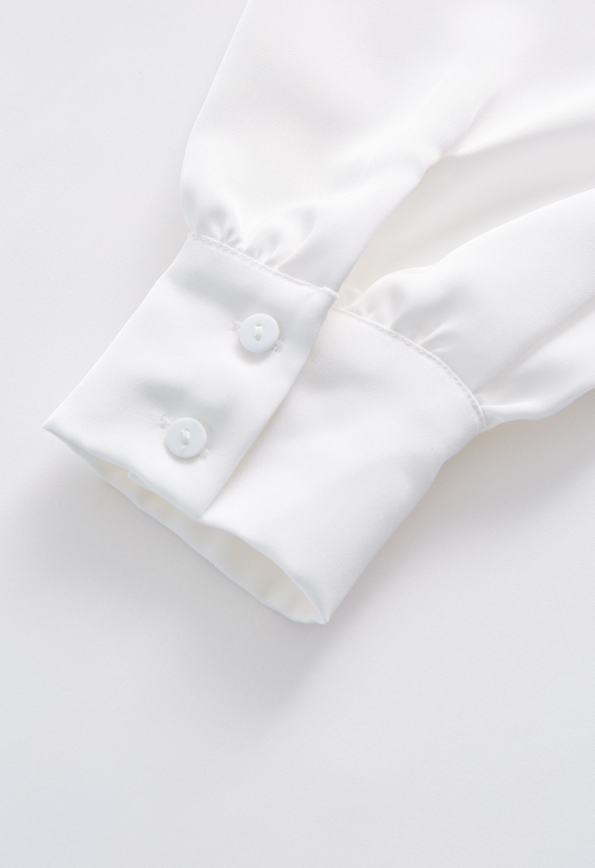 Asymmetrisches, schulterfreies, drapiertes Satinoberteil in Weiß