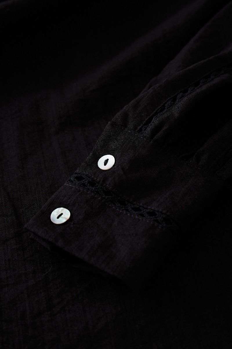 Hemd mit ausgehöhlten Quasten und gestufter Minirock im Set in Schwarz