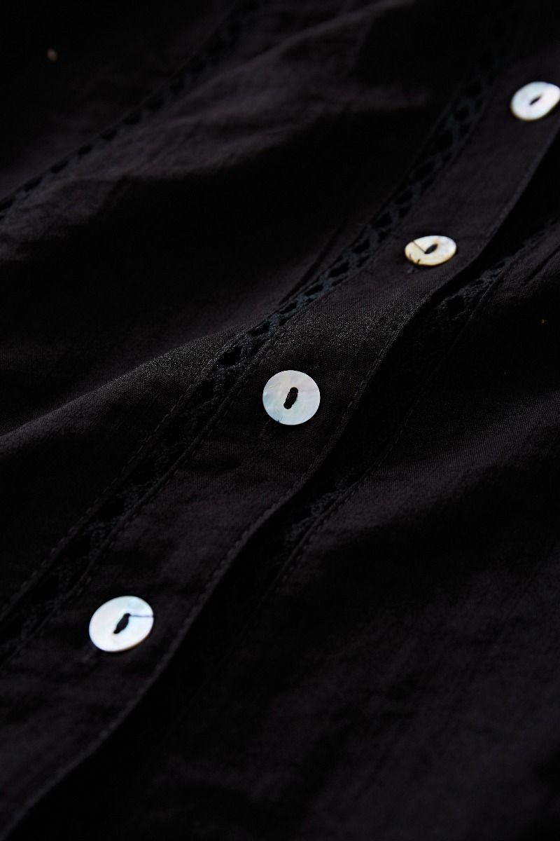 Hemd mit ausgehöhlten Quasten und gestufter Minirock im Set in Schwarz