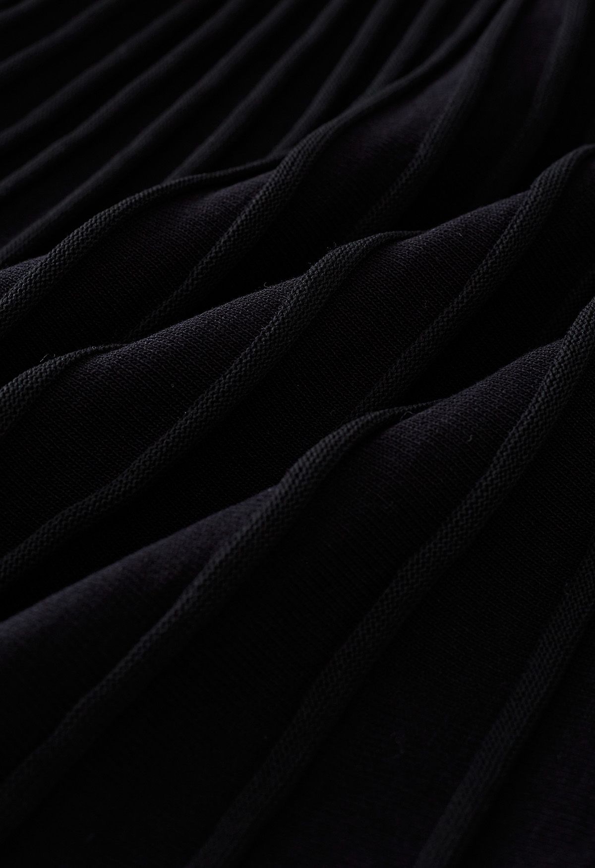 Faltendes Strickkleid in Schwarz mit Kontrastfarbe und Gürtel