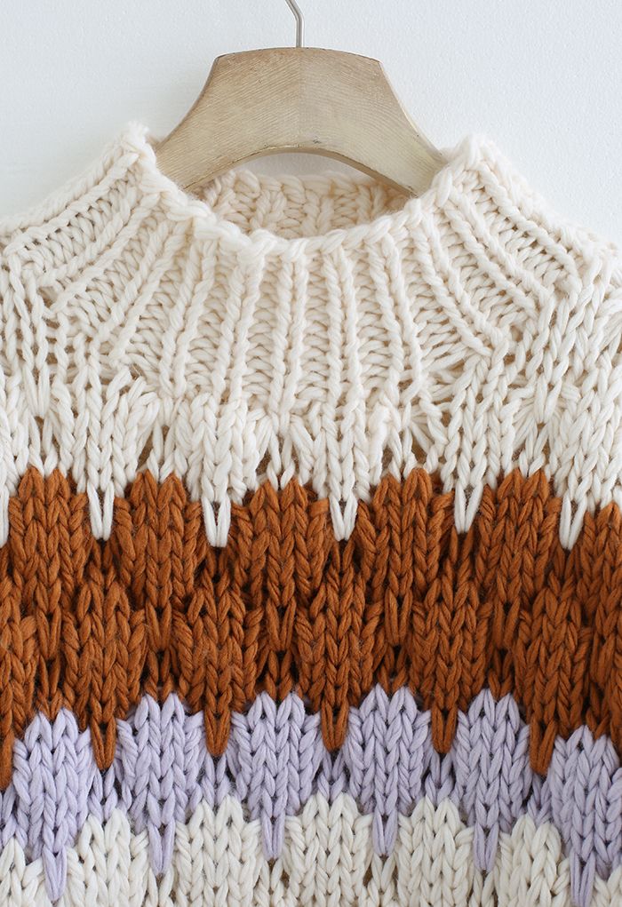 Farbblockierter hochgeschlossener, handgestrickter, klobiger Pullover in Creme