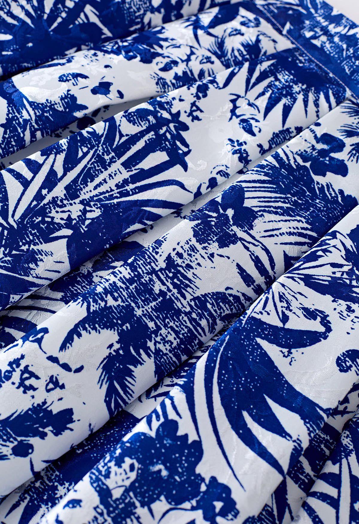 Jacquard-Falten-Midirock mit tropischen Grooves in Marineblau