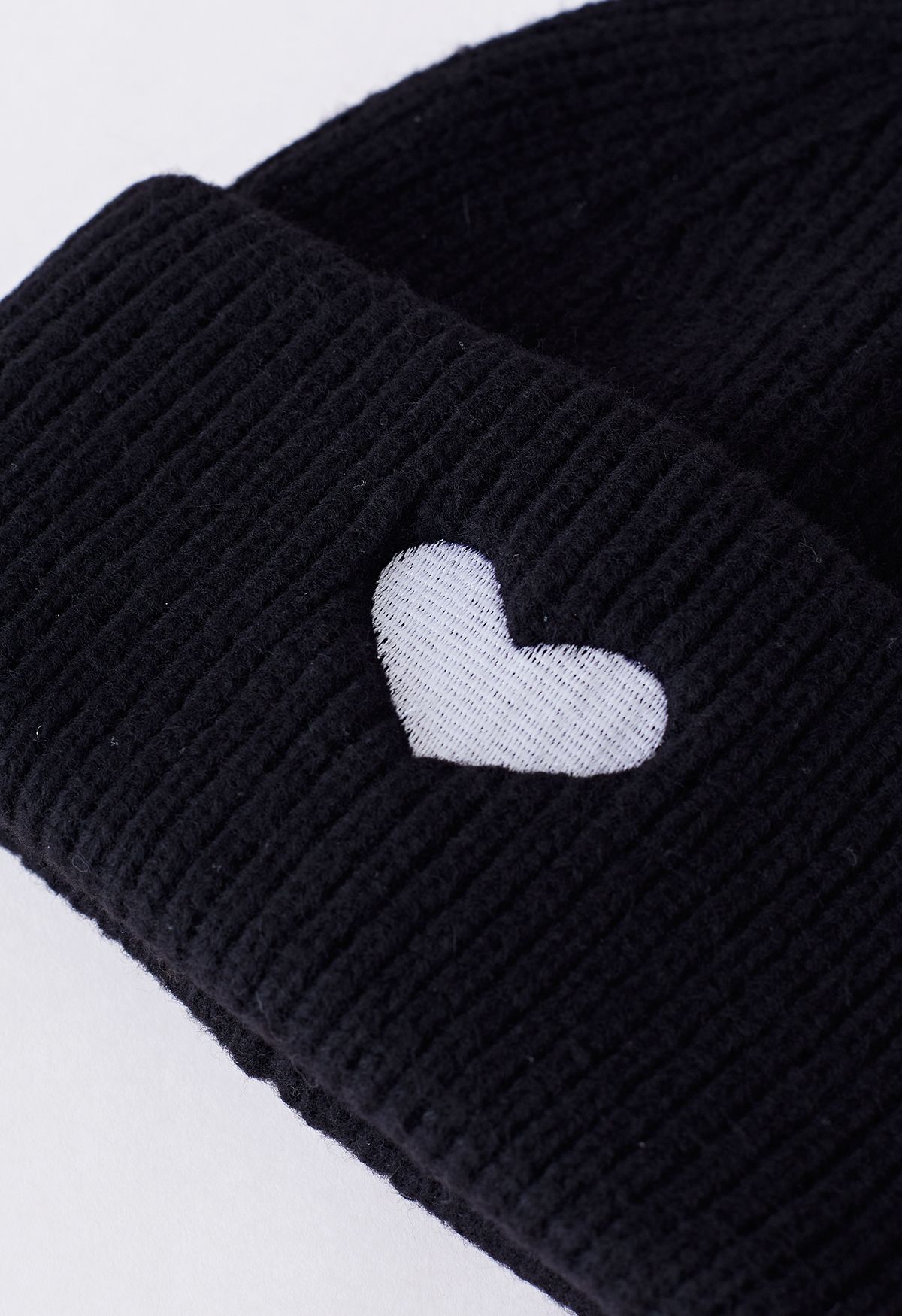 Gefaltete Beanie-Mütze mit Herz-Patch in Schwarz