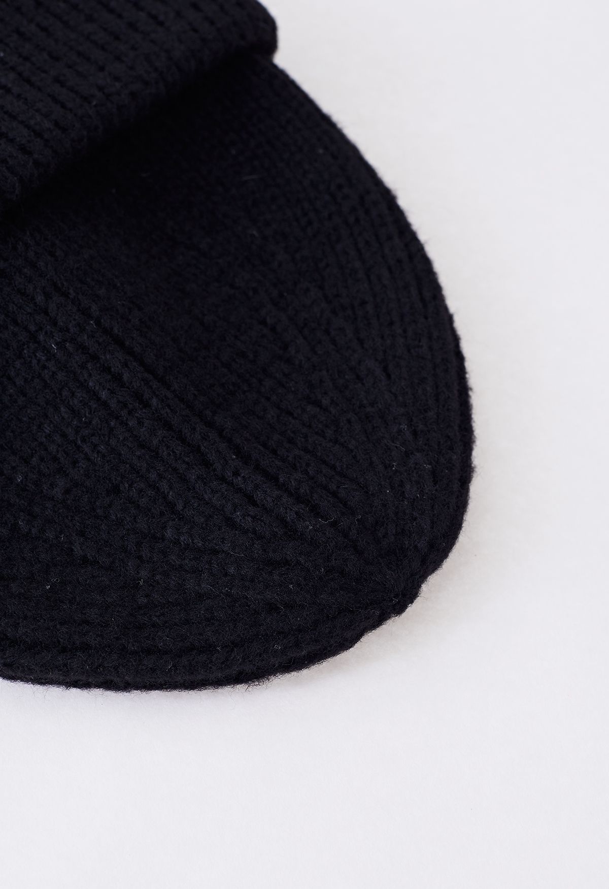 Gefaltete Beanie-Mütze mit Herz-Patch in Schwarz