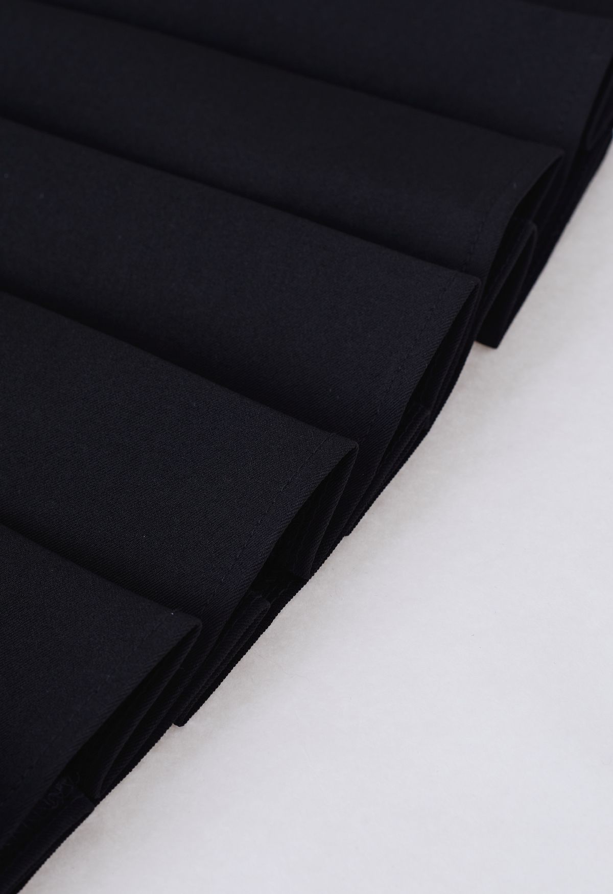 Gefalteter ausgestellter Minirock mit Gürtel in Schwarz