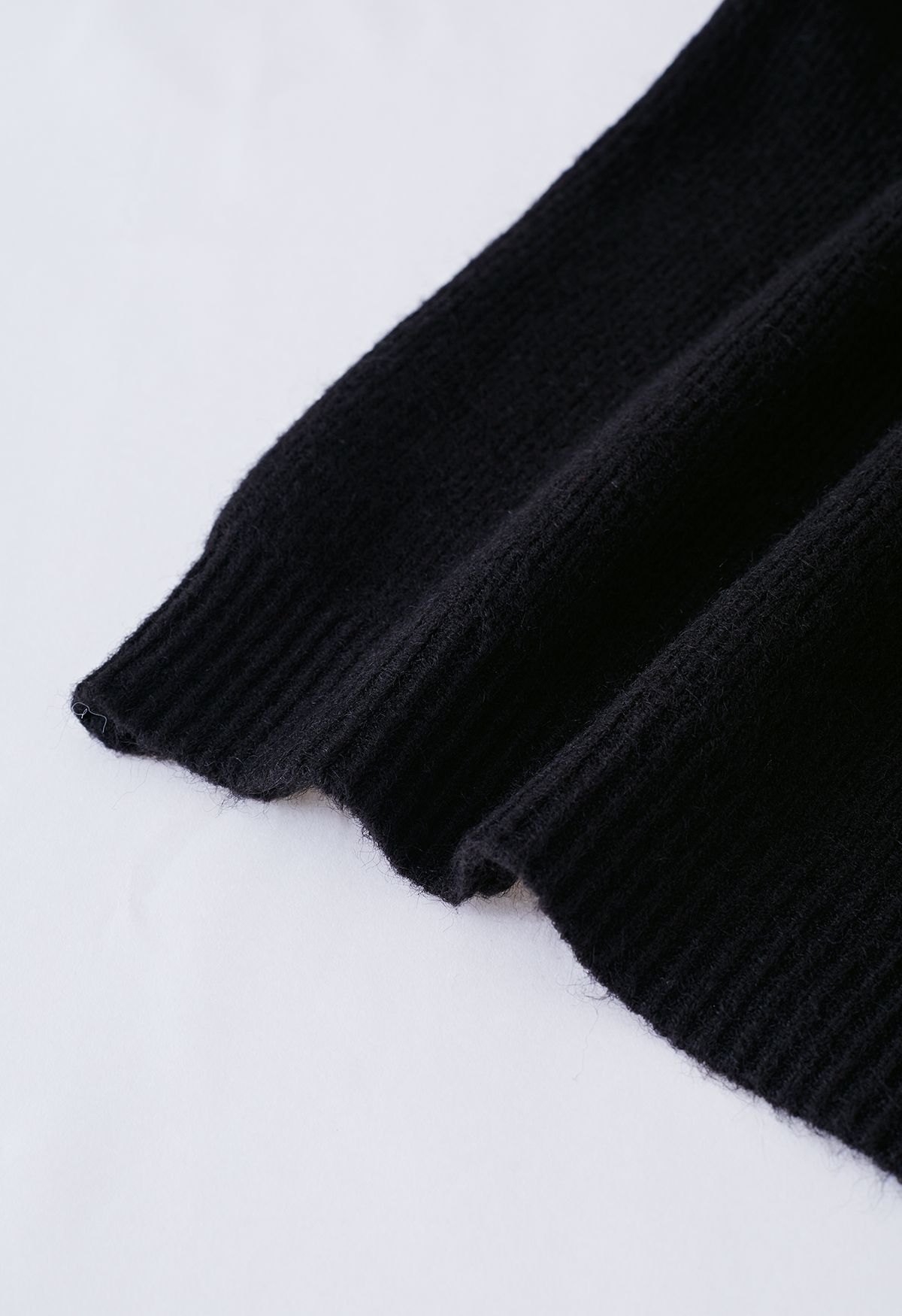 Strickpullover mit Ausschnitt und Perlenausschnitt in Schwarz