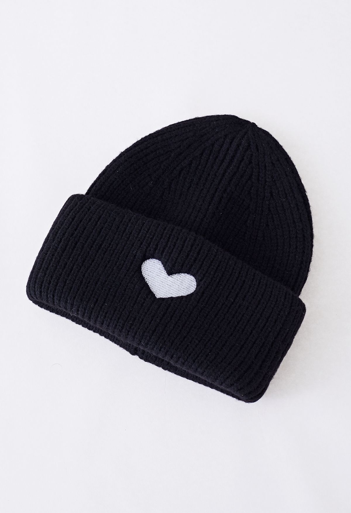 Gefaltete Beanie-Mütze mit Herz-Patch in Schwarz