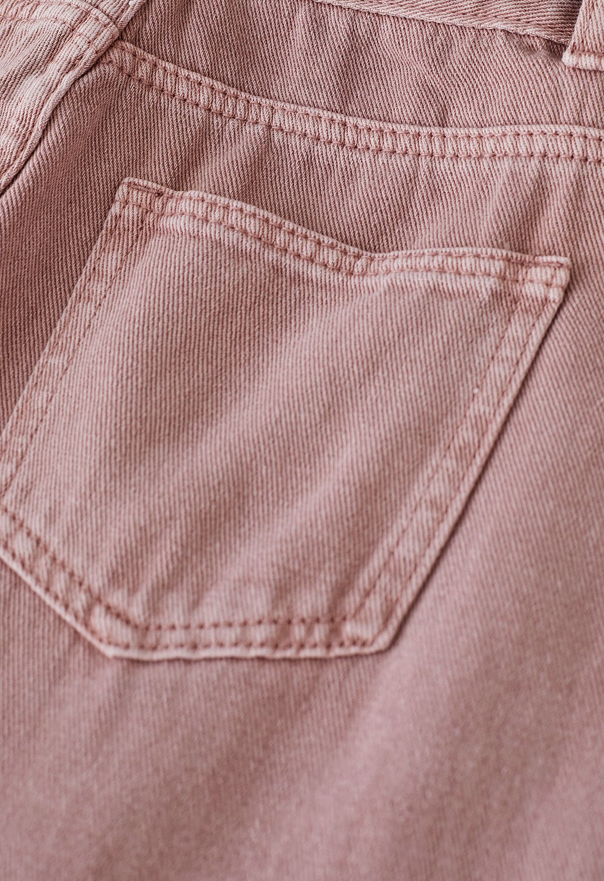 Distressed Jeans mit geradem Bein und Gürtel in Pink