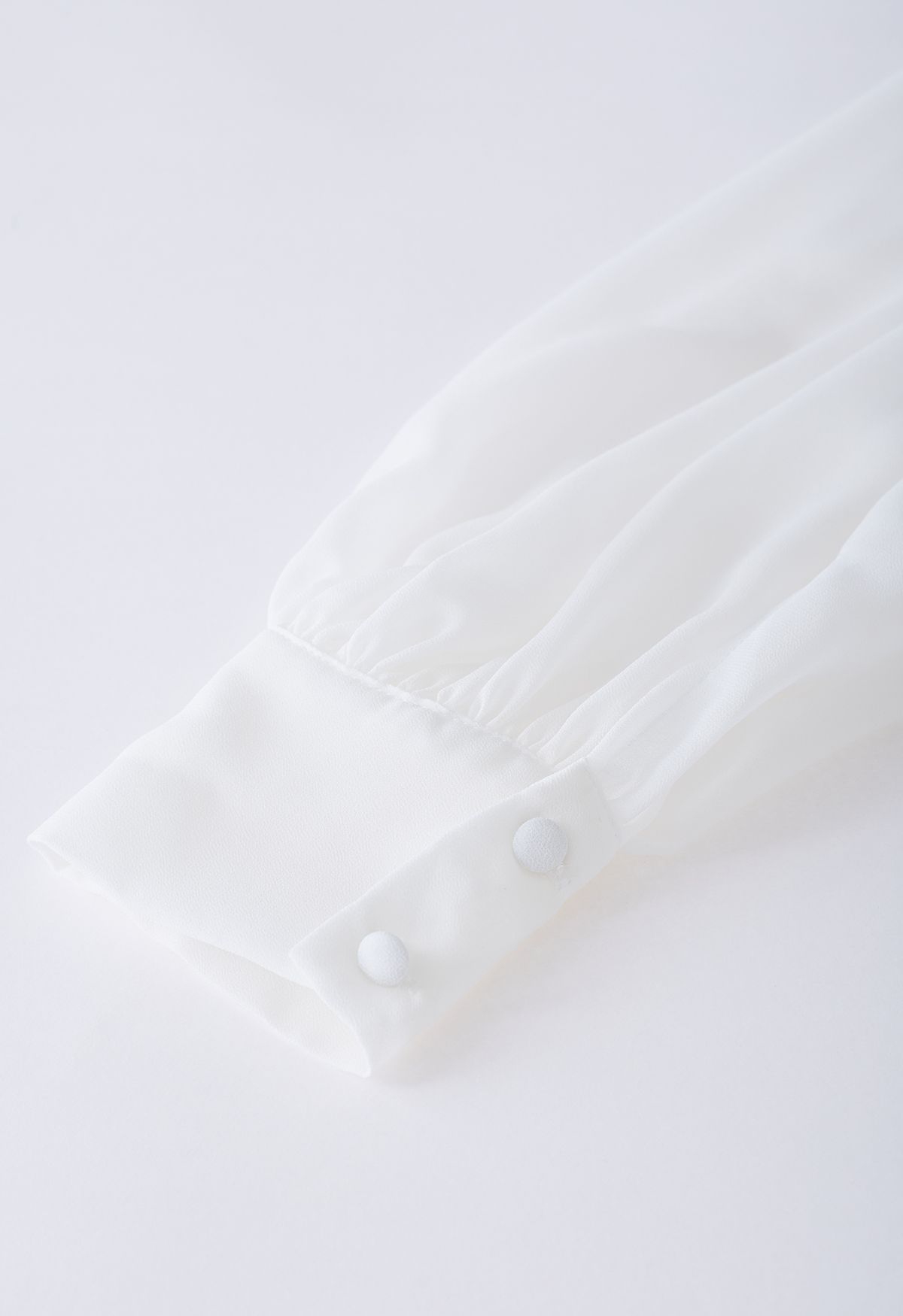 Halbtransparentes Crop-Top mit flatternden Rüschen in Weiß