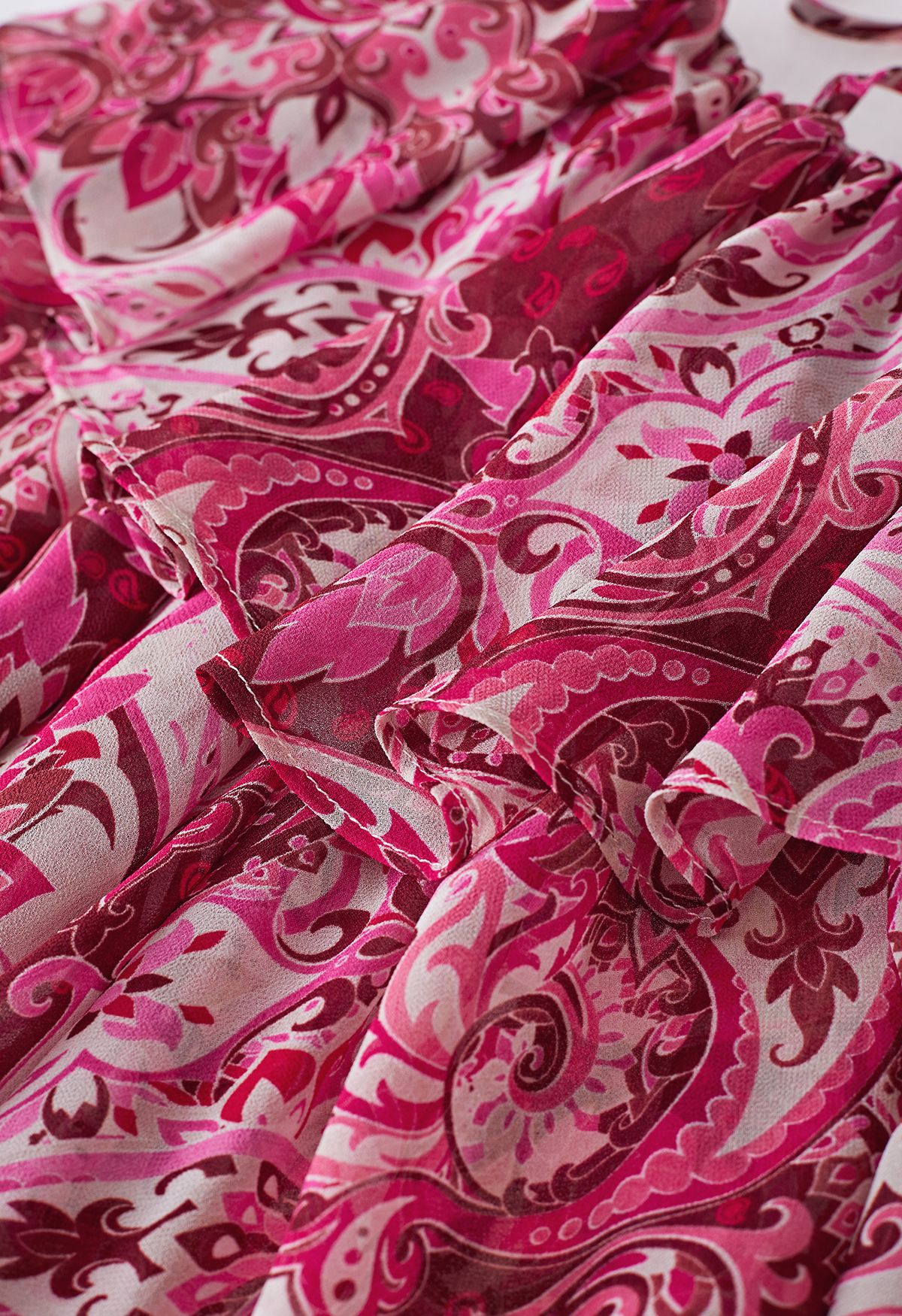 Schulterfreies Chiffon-Oberteil mit Rüschen und Paisley-Print