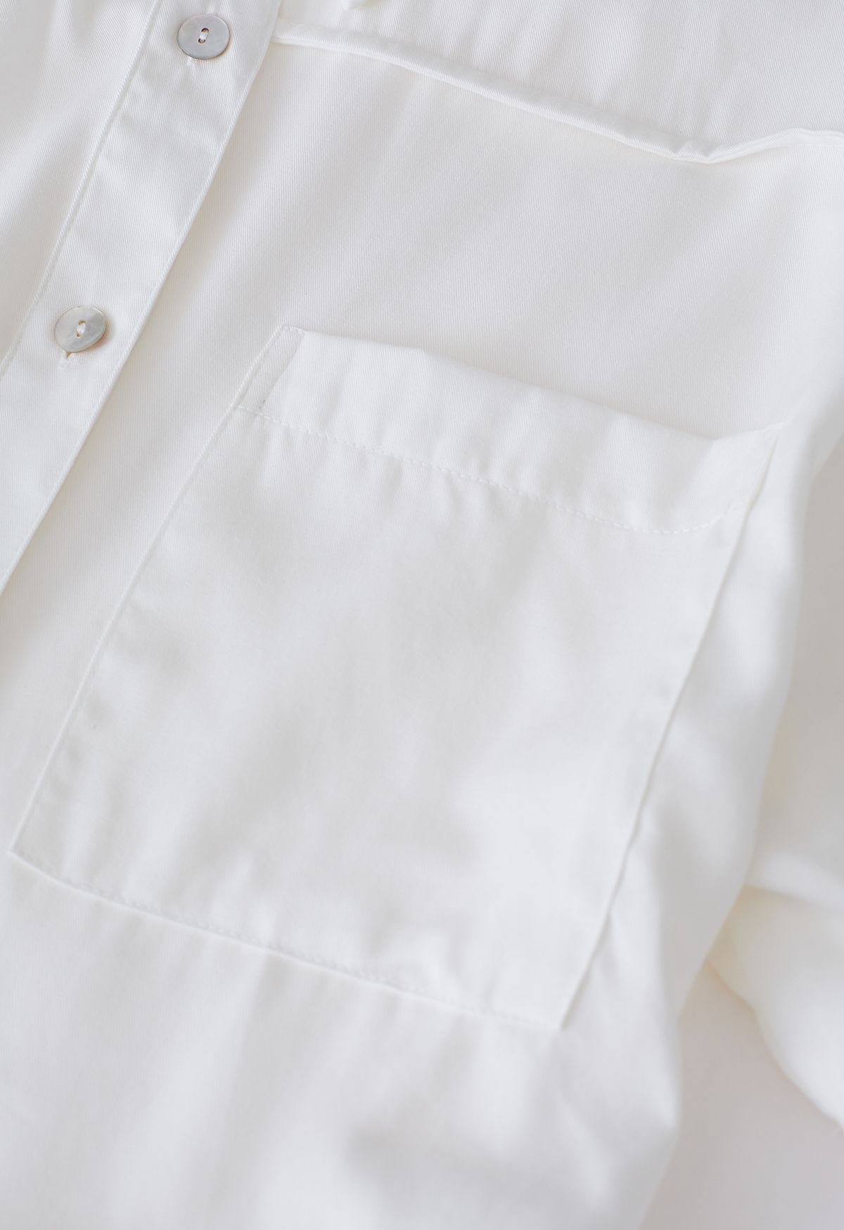Kurzärmliges, geknöpftes Hemd mit Tasche in Elfenbein