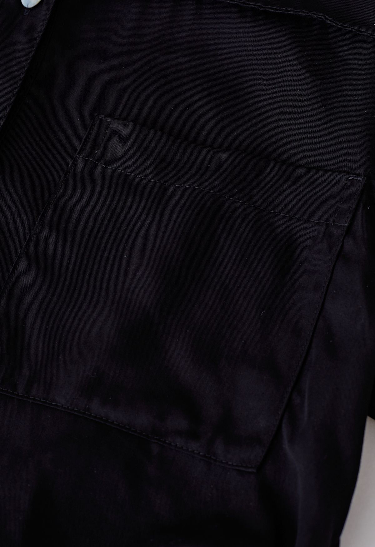 Kurzärmliges, geknöpftes Hemd mit Tasche in Schwarz