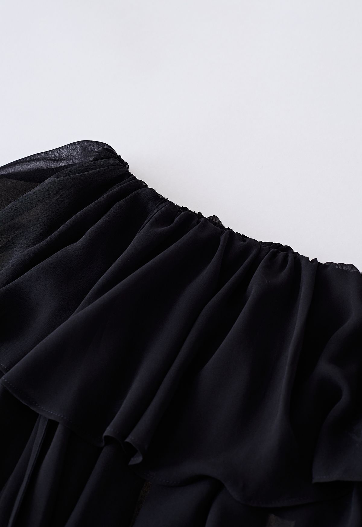 Schulterfreies Chiffon-Oberteil mit Rüschen und Rüschen in Schwarz