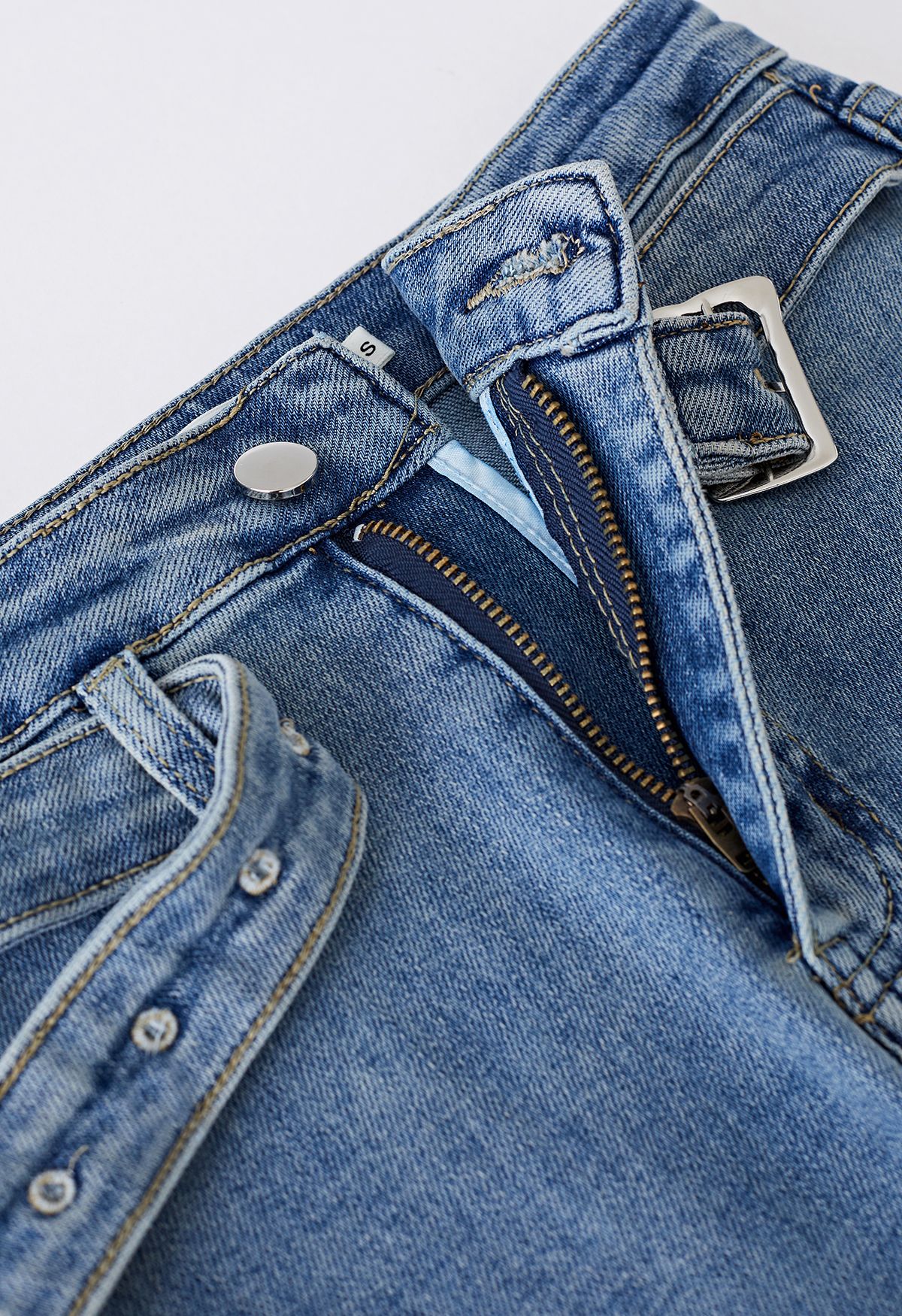 Flare-Jeans in Dunkelblau mit Gürtel