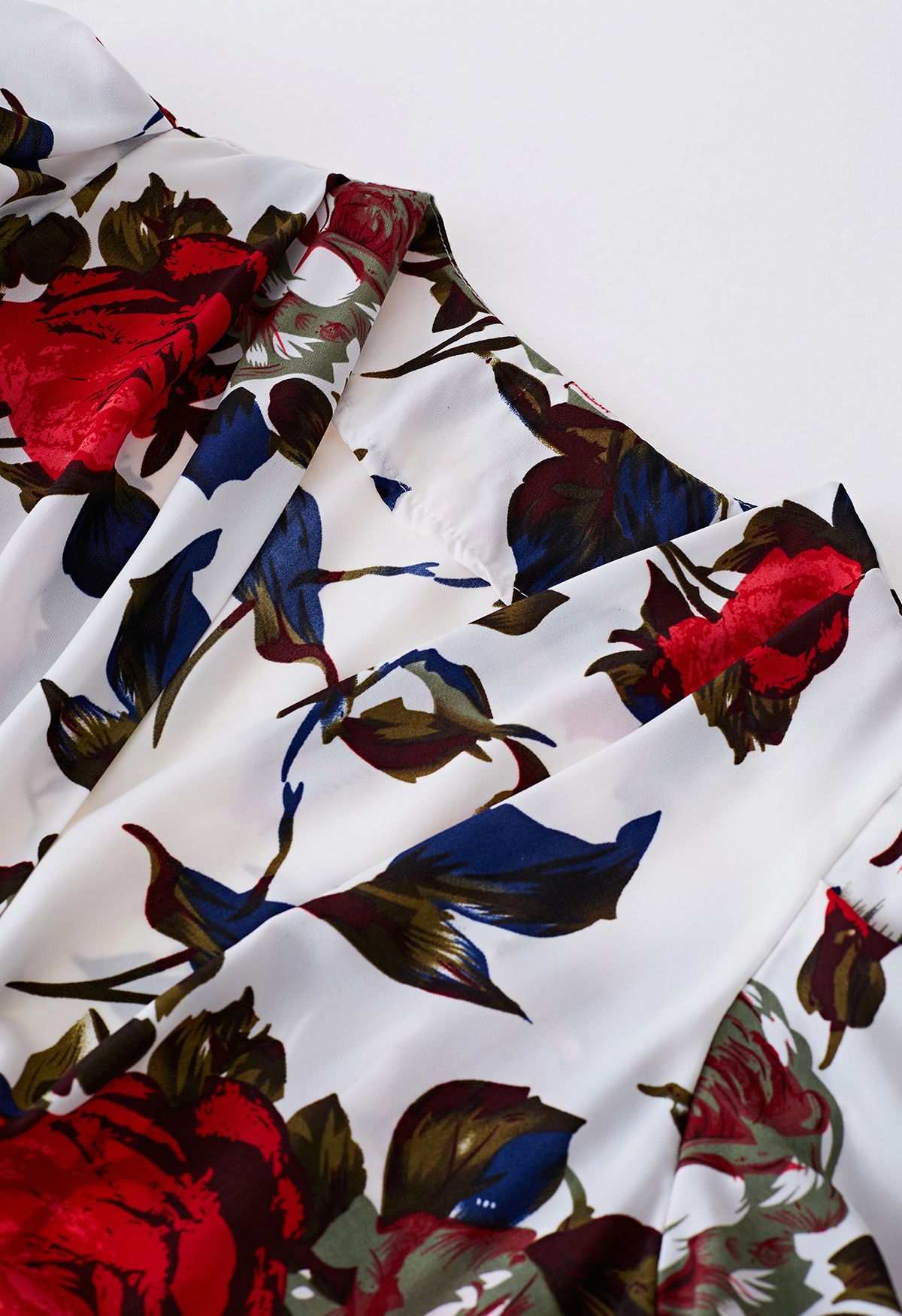 Lebendiges asymmetrisches Wickelkleid mit Rosendruck in Weiß