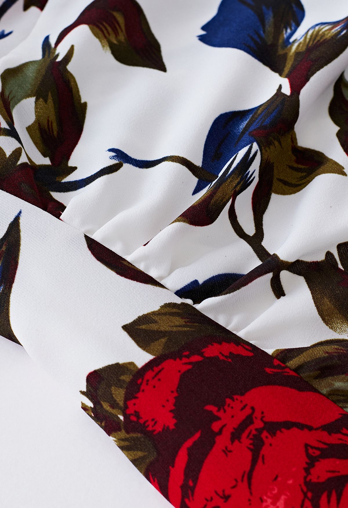 Lebendiges asymmetrisches Wickelkleid mit Rosendruck in Weiß