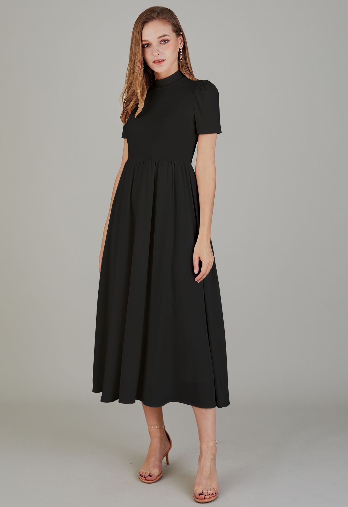 Kurzärmliges Kleid mit perligem Rückenausschnitt in Schwarz