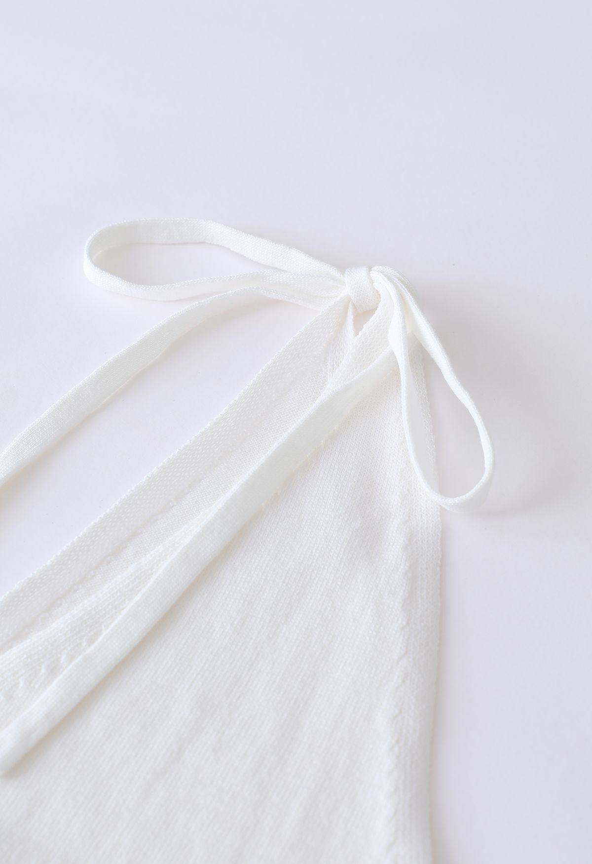 Trägershirt mit V-Ausschnitt und Bindeband in Weiß
