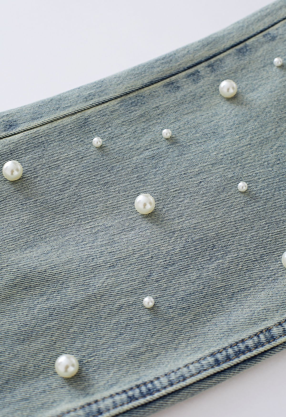 Flare-Jeans mit Retro-Perlenverzierung