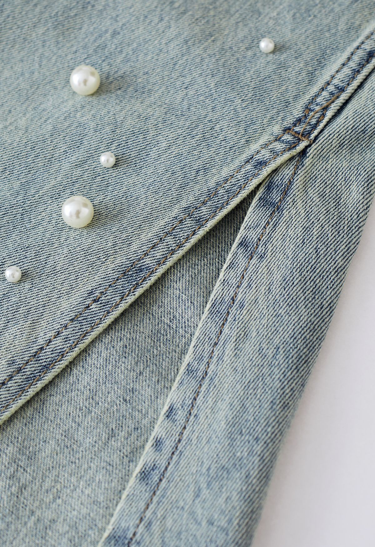 Flare-Jeans mit Retro-Perlenverzierung